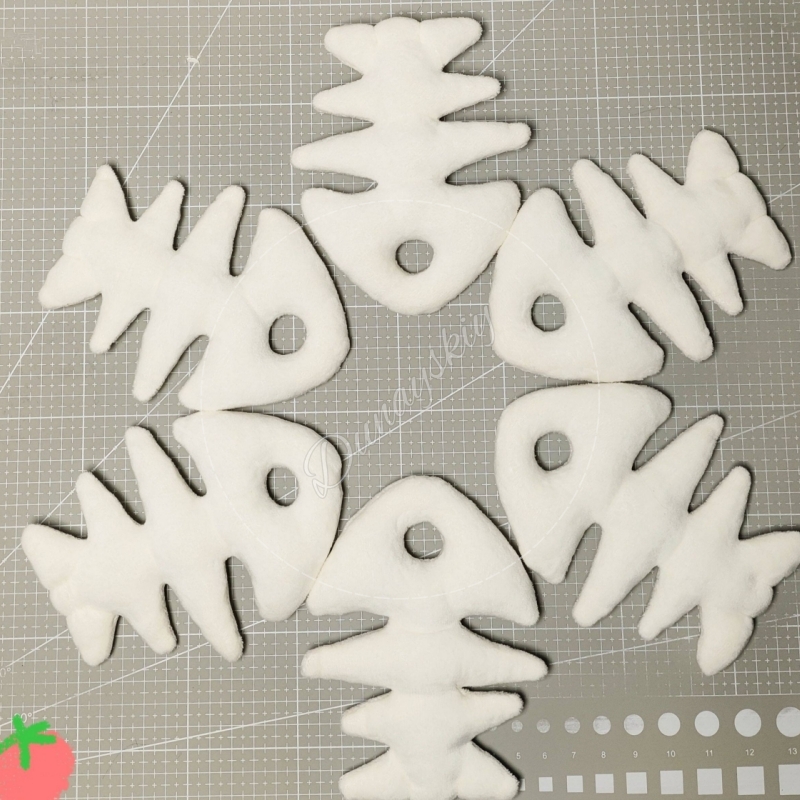 Plüsch-Fischgräten-Schlüsselan – Fishbones Cosplay Prop Bewertung und Preis